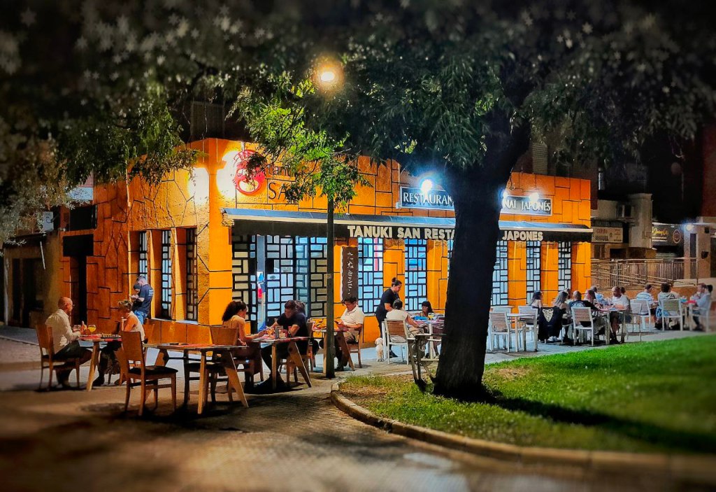 ¿Quieres pedir sushi a domicilio en Badajoz?
¿Con ganas de probar el mejor japonés a domicilio de todo Badajoz? Si quieres disfrutar de todas las especialidades de tanuki san, uno de nuestros repartidores acudirá a tu casa con tu pedido. Además, dentro de nuestros pedidos a domicilio, el sushi es uno de los platos que triunfa. Porque poco importa la ocasión, si eres un sushi lover como nosotros vas a querer pedir ya.